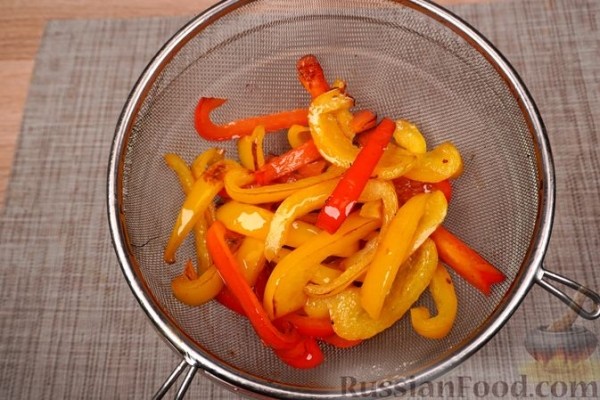 Салат c куриным филе и жареными овощами