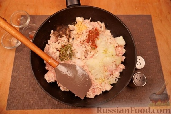 Макароны-ракушки, фаршированные курицей, под сырно-сливочным соусом
