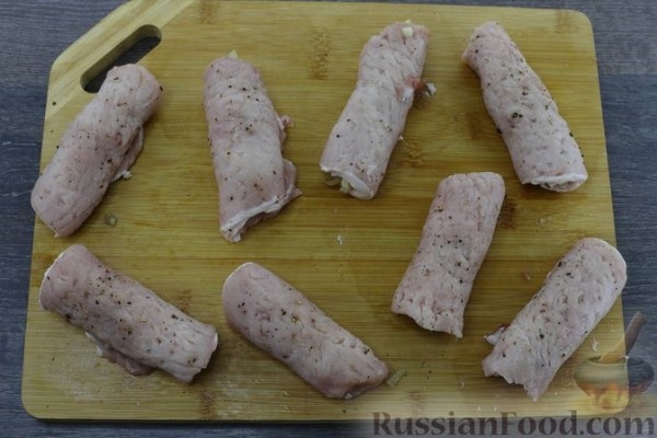 Крученики из свинины с грибами в сметанном соусе