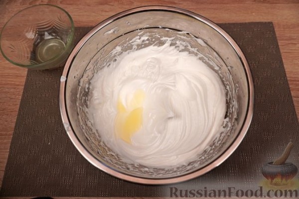 Лимонный равани с белковым кремом