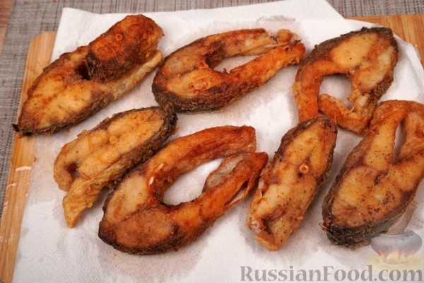 Карп в кукурузной муке, с соусом "Муждей"