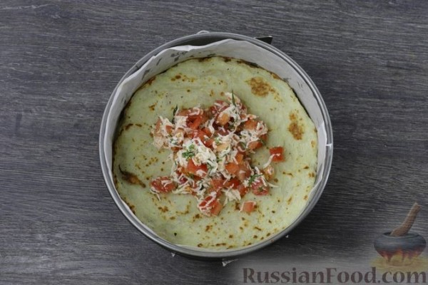 Картофельно-луковый блинный торт с помидорами и сыром