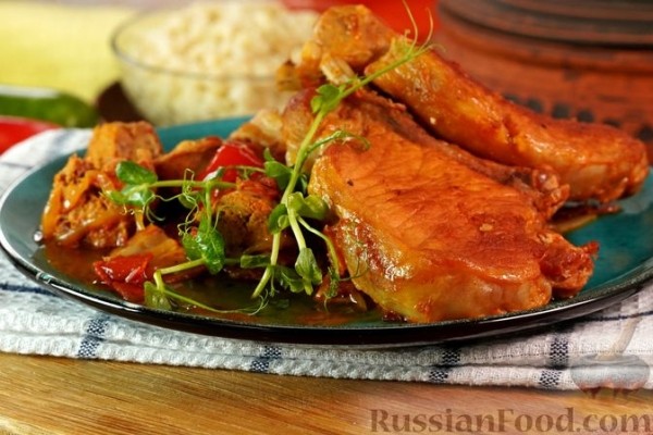 Свинина, тушенная с колбасками по-дебреценски