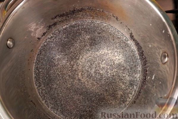Маковый рулет с орехами