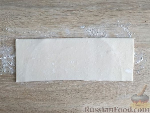 Слойки с луком и пряными травами