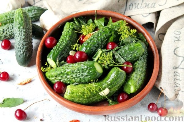 Малосольные огурцы с вишней (в пакете)