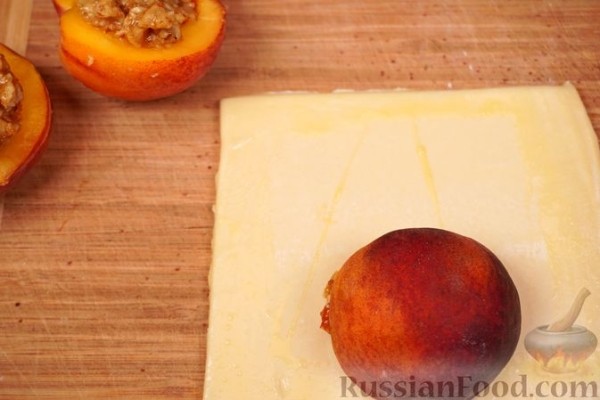 Слойки с персиками и грецкими орехами