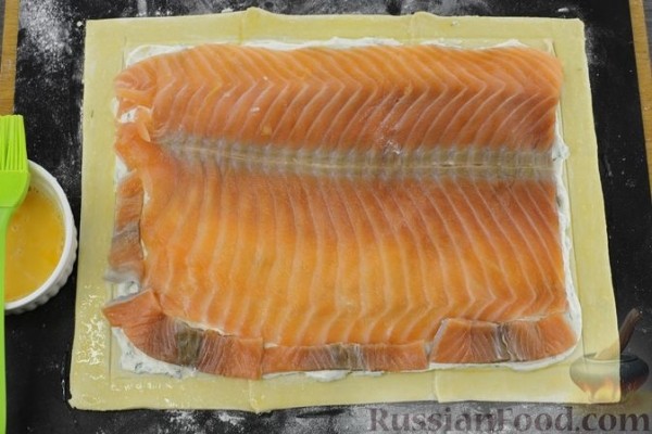 Слоёный пирог с красной рыбой и сливочным сыром