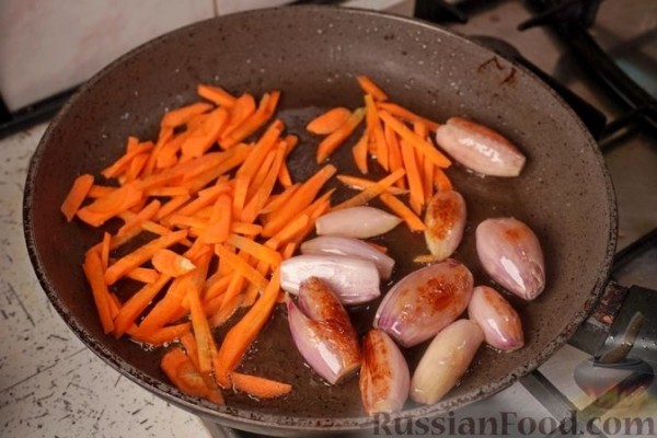 Тунец, запечённый с овощами, каперсами и фетой