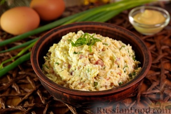 Яичная помазанка с беконом и зелёным луком