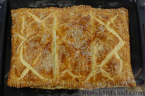 Слоёный пирог с красной рыбой и сливочным сыром