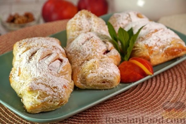 Слойки с персиками и грецкими орехами
