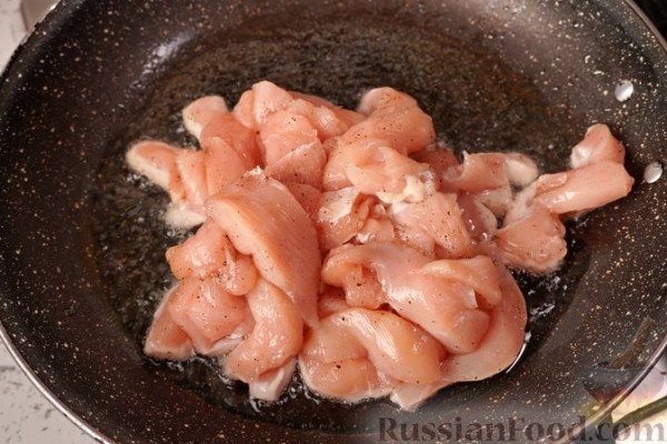 Салат c куриным филе и жареными овощами