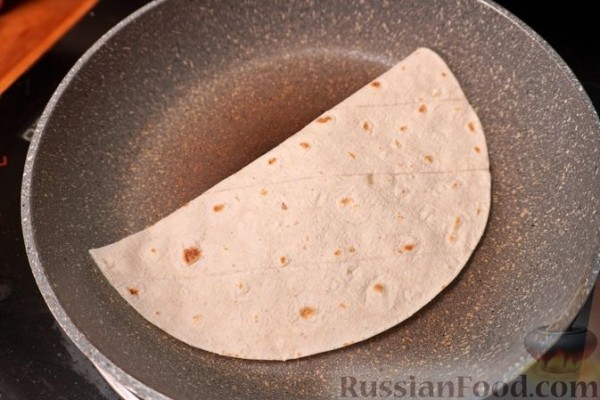 Тортильи с тунцом, огурцом и сыром