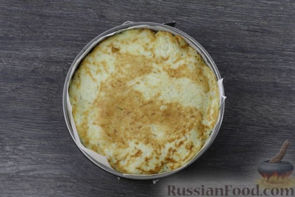 Картофельно-луковый блинный торт с помидорами и сыром