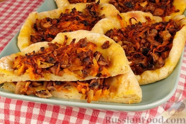 Картофельные мини-пиццы с шампиньонами и морковью