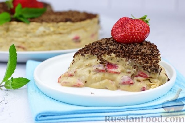 Торт из лаваша с клубникой и кремом из сметаны и сгущёнки (без выпечки)