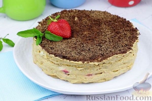 Торт из лаваша с клубникой и кремом из сметаны и сгущёнки (без выпечки)