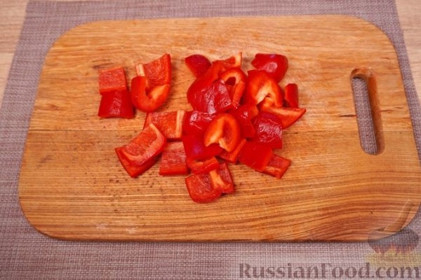 Свинина, тушенная с колбасками по-дебреценски