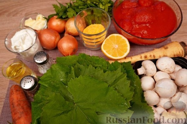 Голубцы из виноградных листьев с кукурузной крупой, грибами и овощами
