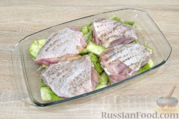 Курица с кабачками в духовке