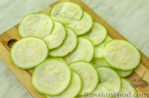 Рулет из кабачков с куриным фаршем и сыром