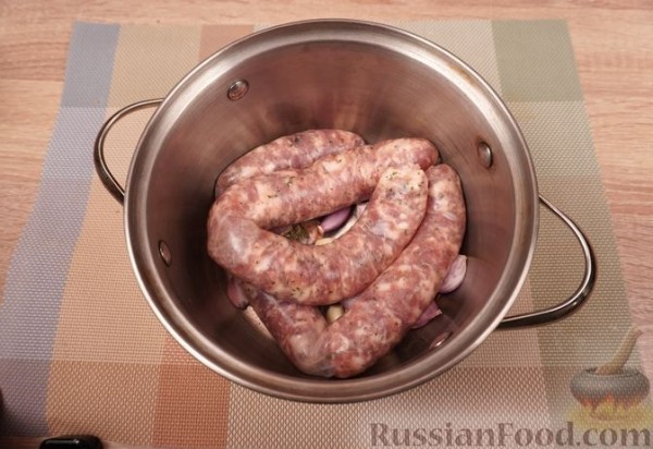 Домашние колбаски (купаты) в пиве, с шалотом и чесноком