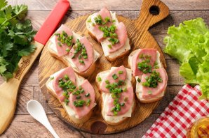 Бутерброды с колбасой и сыром