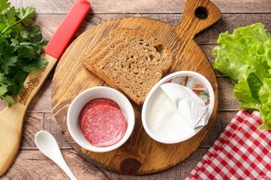 Бутерброды с колбасой и сыром