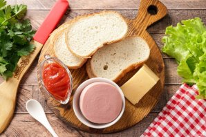 Бутерброды с колбасой и сыром