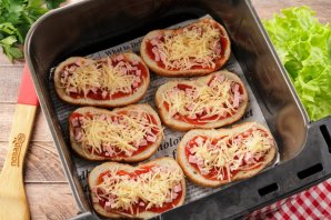Бутерброды с колбасой и сыром