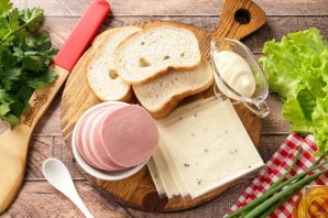Бутерброды с колбасой и сыром