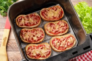 Бутерброды с колбасой и сыром