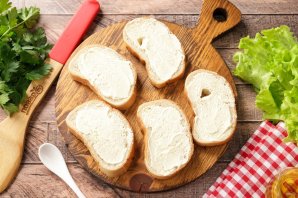 Бутерброды с колбасой и сыром