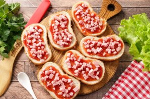 Бутерброды с колбасой и сыром