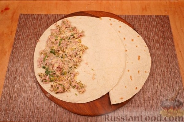 Тортильи с тунцом, огурцом и сыром
