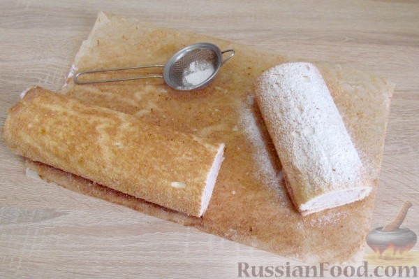 Бисквитный рулет с клубникой