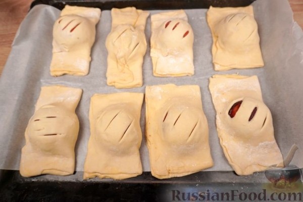 Слойки с персиками и грецкими орехами