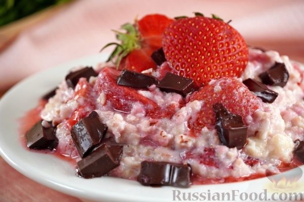 Овсяная каша с клубникой и шоколадом