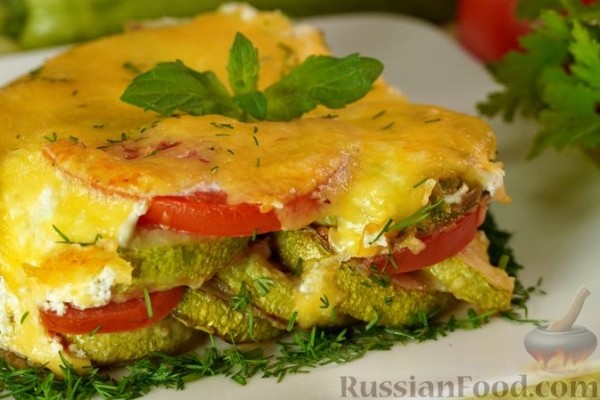 Кабачки с помидорами, запечённые в сметане