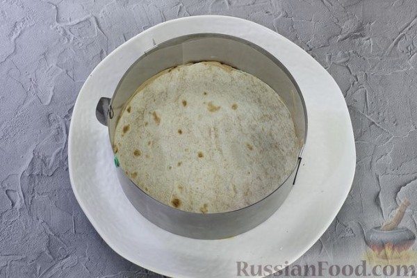 Торт из лаваша с клубникой и кремом из сметаны и сгущёнки (без выпечки)