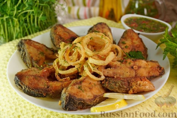 Карп в кукурузной муке, с соусом "Муждей"