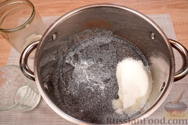 Маковый рулет с орехами