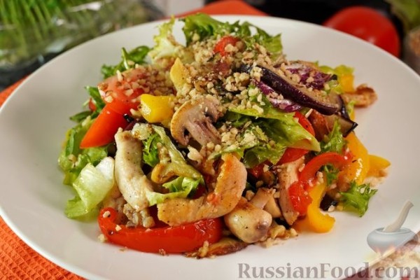Салат c куриным филе и жареными овощами