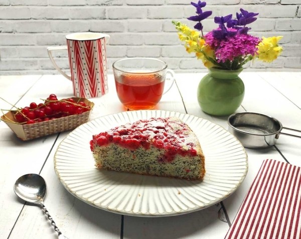 Пирог с красной смородиной и маком