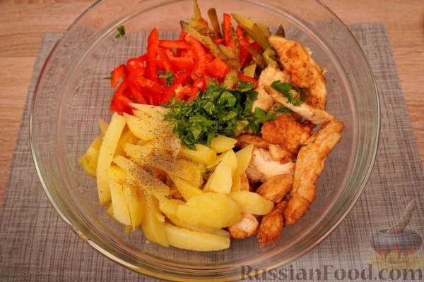 Картофельный салат с овощами и жареным куриным филе