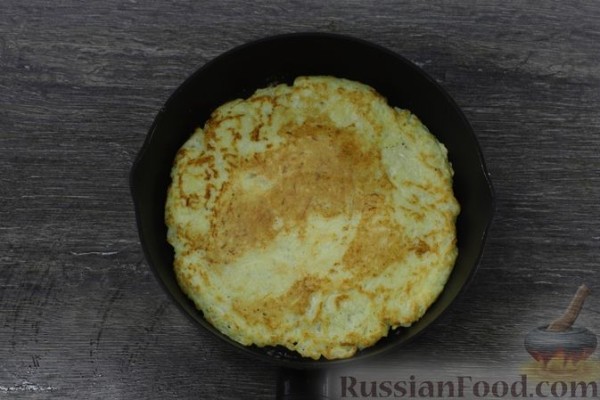 Картофельно-луковый блинный торт с помидорами и сыром