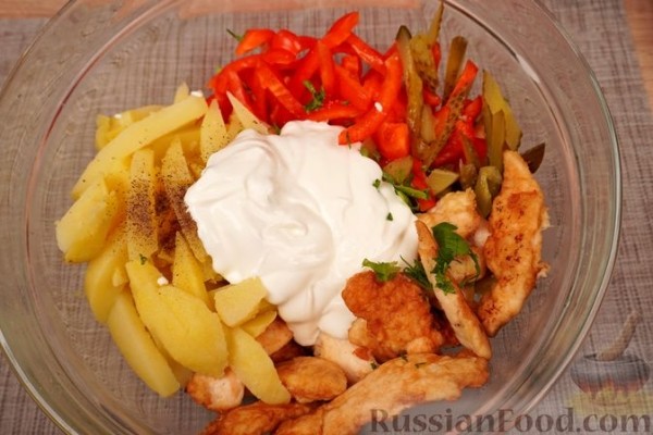 Картофельный салат с овощами и жареным куриным филе