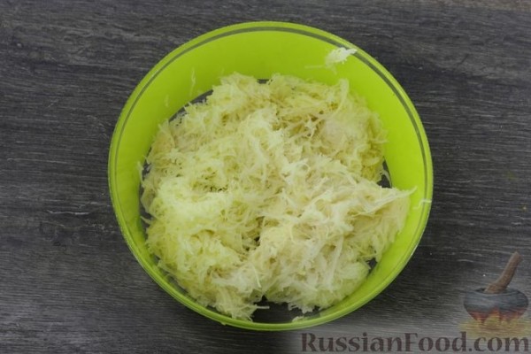 Картофельно-луковый блинный торт с помидорами и сыром