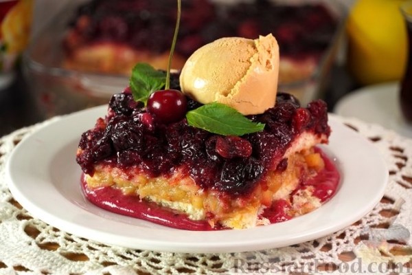 Шарлотка из сдобных булочек, с яблоками, вишней и смородиновым соусом